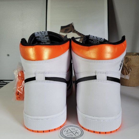Nike Air Jordan 1 Retro High OG Electro Orange - Picture 3 of 4